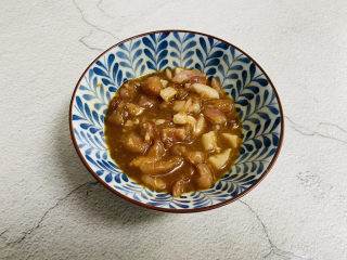 7、白玉菇炒肉,猪肉放入碗中加入一勺蚝油、生抽、料酒、适量白胡椒粉、淀粉抓匀腌制十分钟