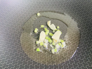 8、白玉菇炒肉,起油锅放入蒜片、葱白爆香