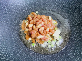 9、白玉菇炒肉,倒入腌制好的猪肉