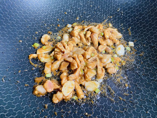 10、白玉菇炒肉,翻炒至变色