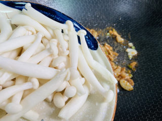 11、白玉菇炒肉,倒入白玉菇