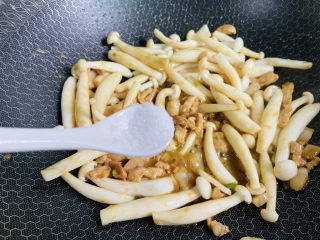 12、白玉菇炒肉,翻炒片刻加入适量盐