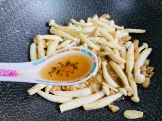 13、白玉菇炒肉,烹入料酒提香