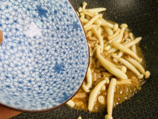 14、白玉菇炒肉,淋入少许热水