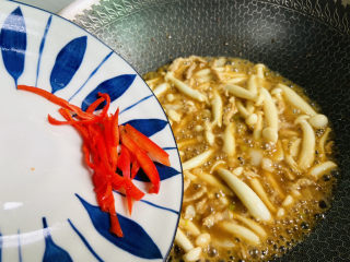 16、白玉菇炒肉,入红椒丝