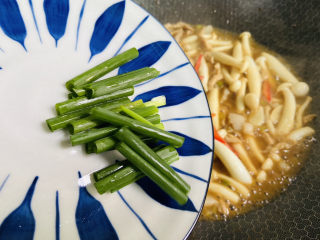 17、白玉菇炒肉,入葱叶