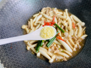 18、白玉菇炒肉,鸡精调味