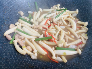 19、白玉菇炒肉,翻炒均匀即可