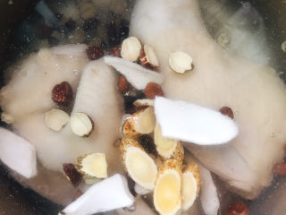 5、药膳养生鸡汤,加入所有药材