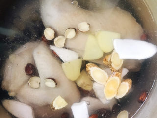 6、药膳养生鸡汤,加入姜片