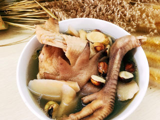 8、药膳养生鸡汤,装入碗中