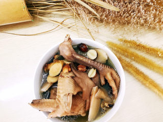 9、药膳养生鸡汤,成品图