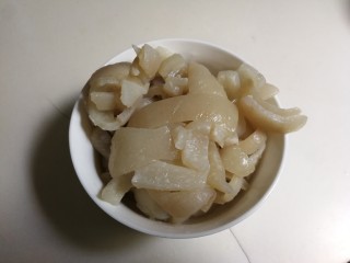 1、嫩滑胡萝卜皮冻,猪皮煮熟,刮去油脂清洗干净切小块