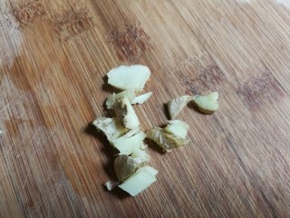 3、嫩滑胡萝卜皮冻,姜切丁