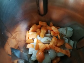 6、嫩滑胡萝卜皮冻,放入胡萝卜