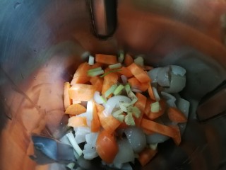 7、嫩滑胡萝卜皮冻,放入葱姜