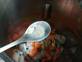 8、嫩滑胡萝卜皮冻,放入白胡椒粉