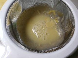 11、嫩滑胡萝卜皮冻,时间到了,用滤网过滤一遍肉皮糊,倒入碗中凉透,放入冰箱冷藏四小时以上