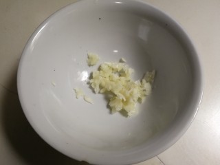 12、嫩滑胡萝卜皮冻,蒜瓣剥去皮剁成蒜泥放入碗中