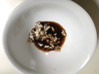 13、嫩滑胡萝卜皮冻,放入一勺醋