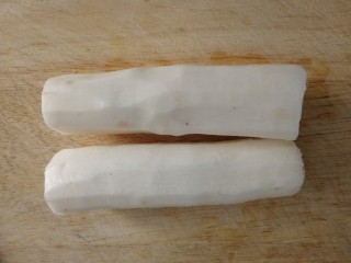 2、小炒山药,去皮。