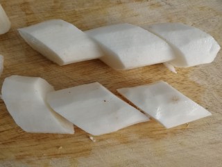3、小炒山药,斜切块儿。