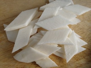 4、小炒山药,再切片儿。