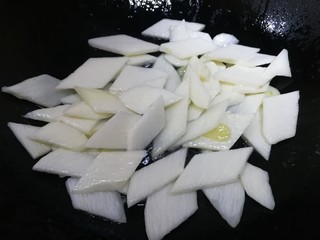 9、小炒山药,放入山药片，文火翻炒均匀。