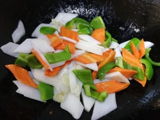 12、小炒山药,再把三样炒在一起。