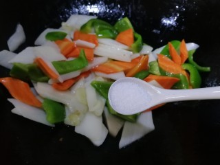 13、小炒山药,加盐入味，文火翻炒均匀。