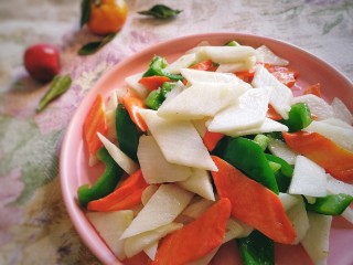 16、小炒山药,盛盘，脆爽清淡、营养丰富的快手菜。