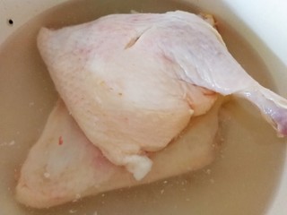 1、红烧鸭肉,鸭腿冷水里泡20分钟，揉洗，清水冲净。