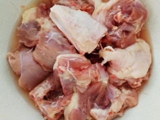 2、红烧鸭肉,斩成小块儿，凉水洗两遍。