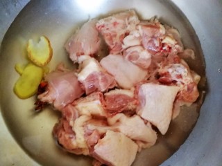 3、红烧鸭肉,鸭肉冷水下锅，放入姜片和八角。