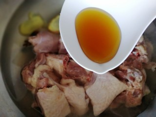 4、红烧鸭肉,加一勺料酒。