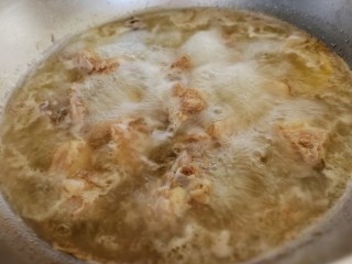 5、红烧鸭肉,大火煮，撇去浮沫，再煮5分钟，煮出好多油啊。