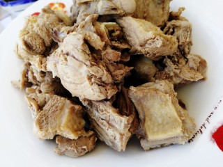 6、红烧鸭肉,捞出鸭肉，控干水份。