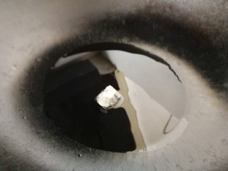 7、红烧鸭肉,热锅倒入适量油，放入一块冰糖。