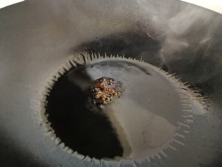 8、红烧鸭肉,最小火熬至冰糖融化变色起泡。