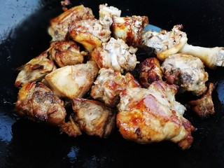 9、红烧鸭肉,倒入鸭块（不要带水否则会噼啪的蹦油）文火翻炒均匀上色。