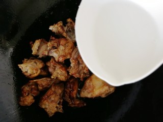 10、红烧鸭肉,烹一勺白酒去腥增香。