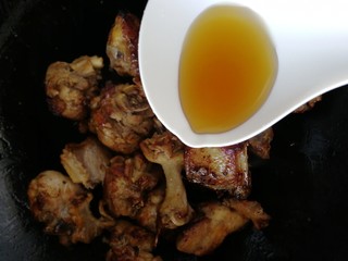 11、红烧鸭肉,再来一勺料酒，烹香。