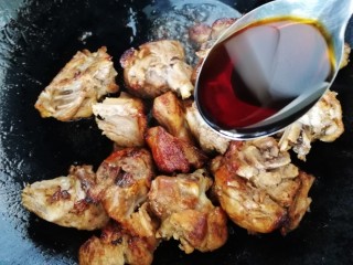 12、红烧鸭肉,沿锅边淋一勺酱油，炒匀上色并入味。