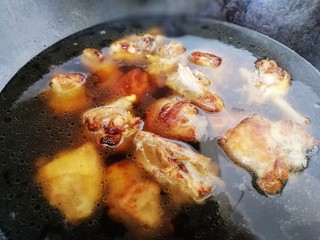 13、红烧鸭肉,加入适量开水。