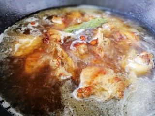 15、红烧鸭肉,大火炖至水开。