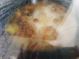 16、红烧鸭肉,盖上盖子文火炖15分钟。