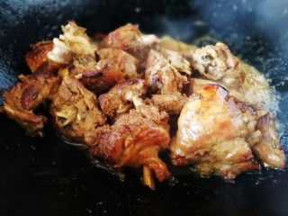 18、红烧鸭肉,炖至鸭肉软烂，汤汁将要收尽。