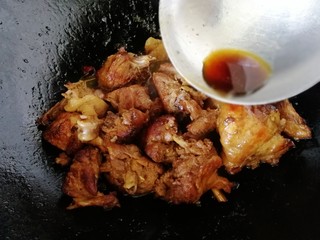 19、红烧鸭肉,点上几滴香醋。
