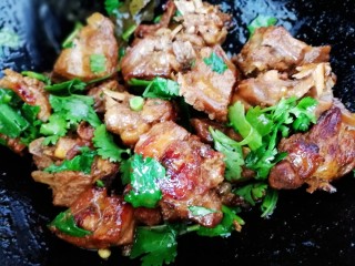 20、红烧鸭肉,撒上香菜末翻炒一下即可。