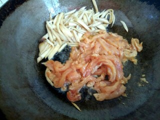 8、酱香鸡肉,把杏鲍菇铲到一边，放入鸡肉翻炒